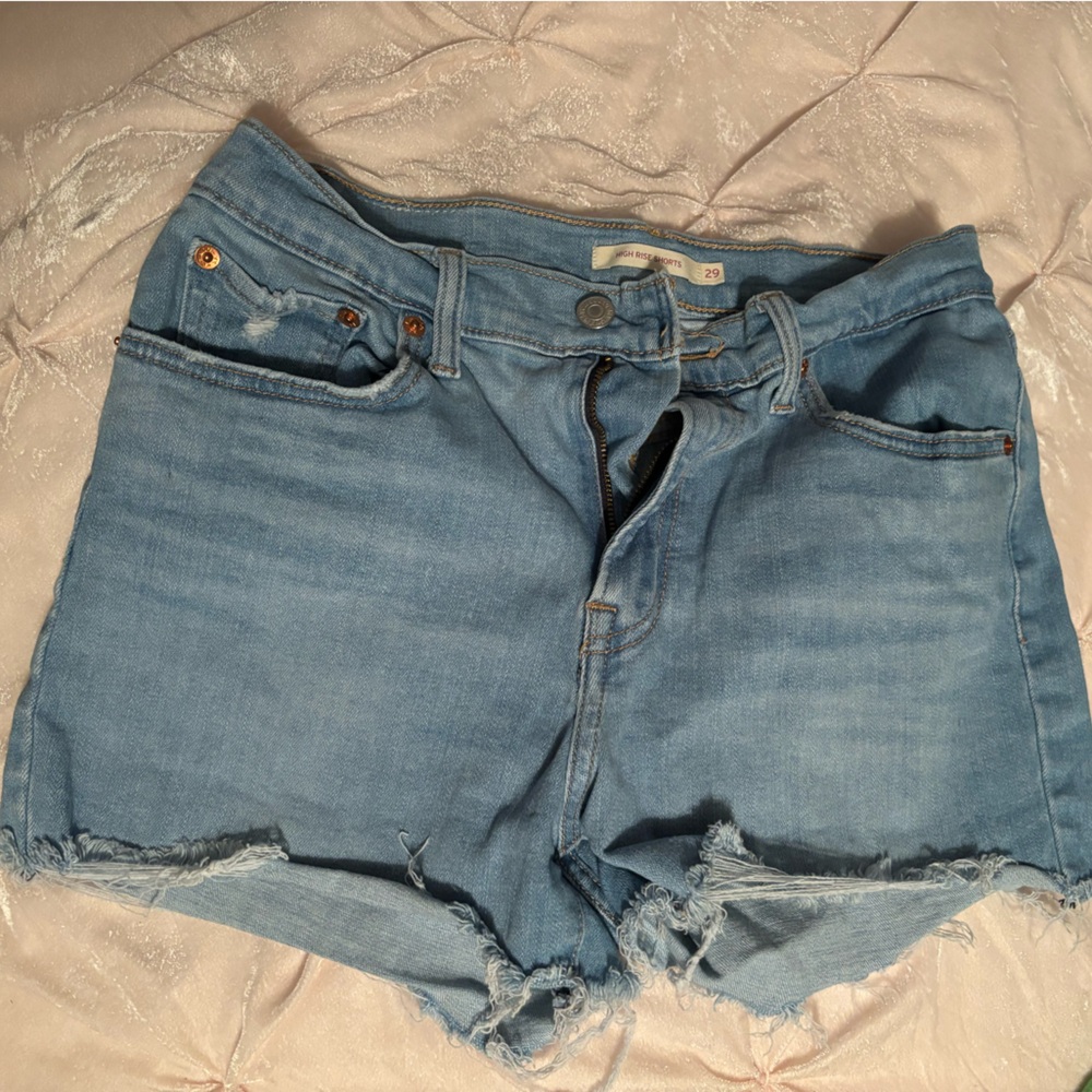 levi's high rise stretch cutoff jean shorts W
EUC sz 29